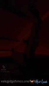 4863098
