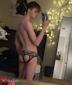 9528370