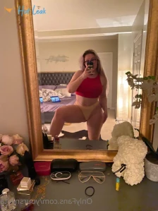 2573945