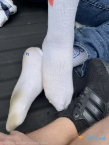 5687044