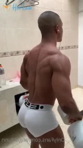 4960556