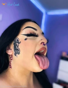 5632756
