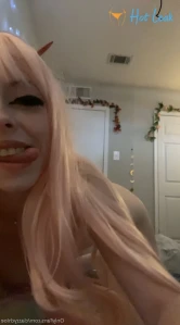 5628557
