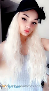 5595957