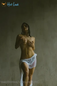 5557121