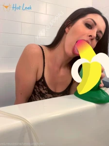 5649550