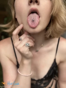 5610732