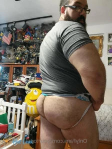 4698104
