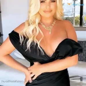 1605884