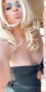 1605886