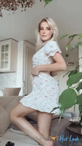 1605943
