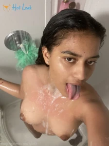 10457702