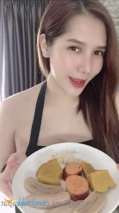 4695988