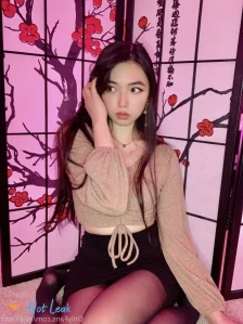912605