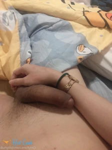 972574
