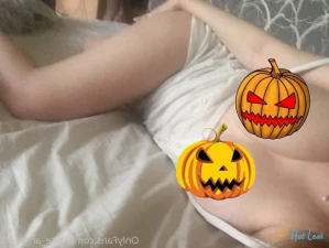 4618884