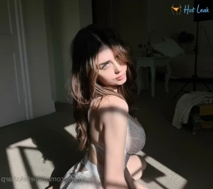 1563777