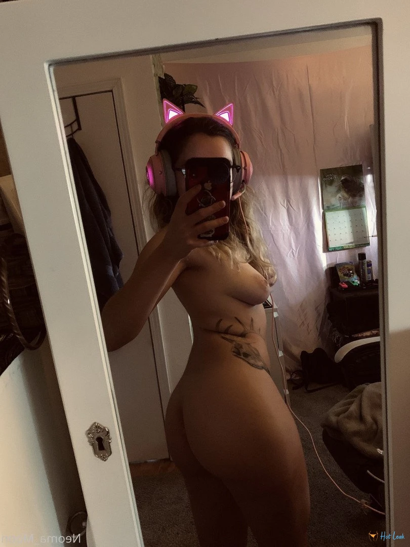 neoma_moon